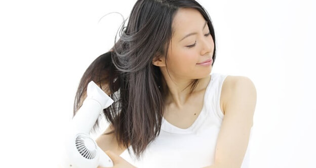 髪を予洗いする女性