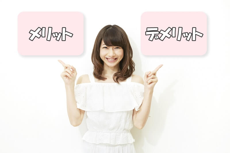 指差しする女性