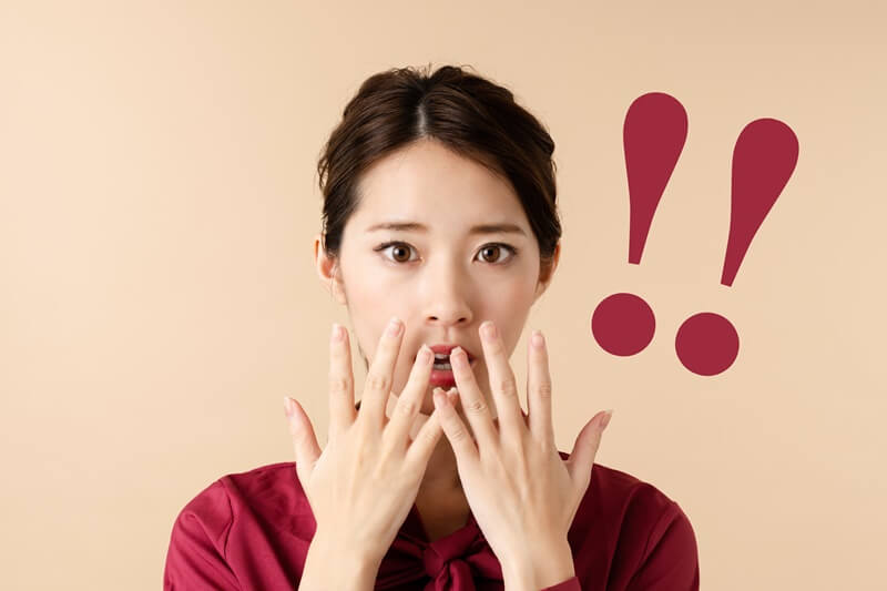 驚く女性