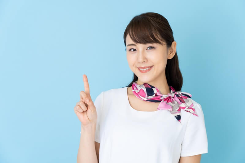 指を立てるコンシェルジュの女性